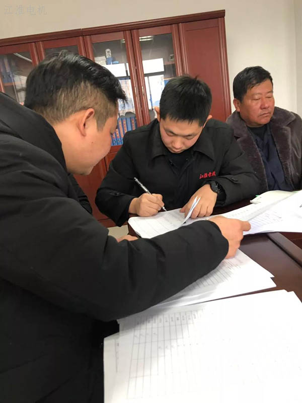 江淮電機黨員填寫民主評議表后，進行統計匯總。